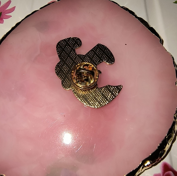 Cute Frog Enamel Pin - Yellow and Green - Picture 3 of 3